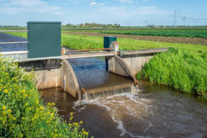 超声波传感器用于测量闸门的水位以控制灌溉用水的分布解决方案